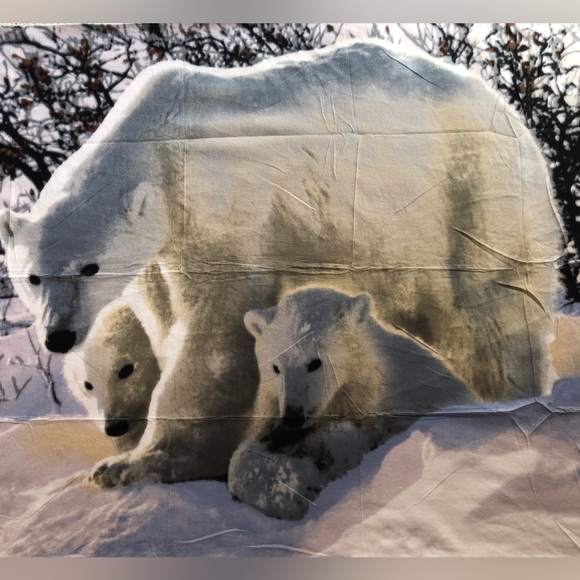 Fleece throw in scene of mama polar bear, 2 adorable cubs, lightweight but warm - Picture 9 of 9